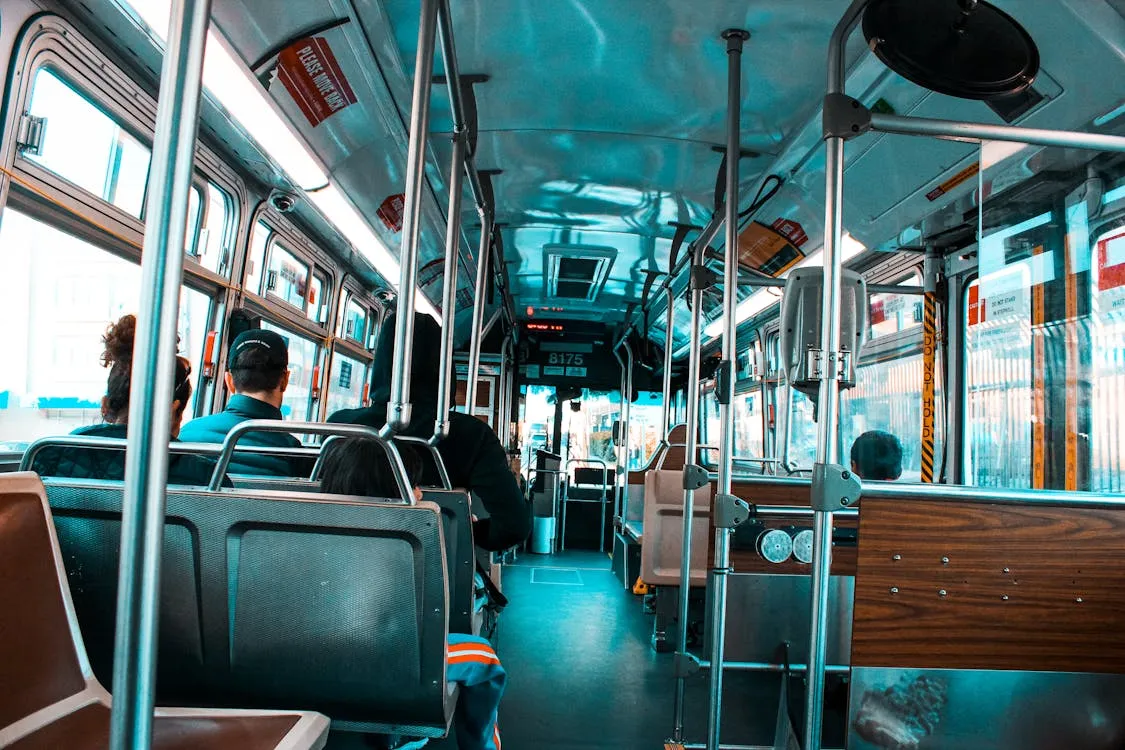 Opting for a public bus is the most economical choice, but it's also the most indirect and time-consuming method of transportation. - Photo source: Pexels